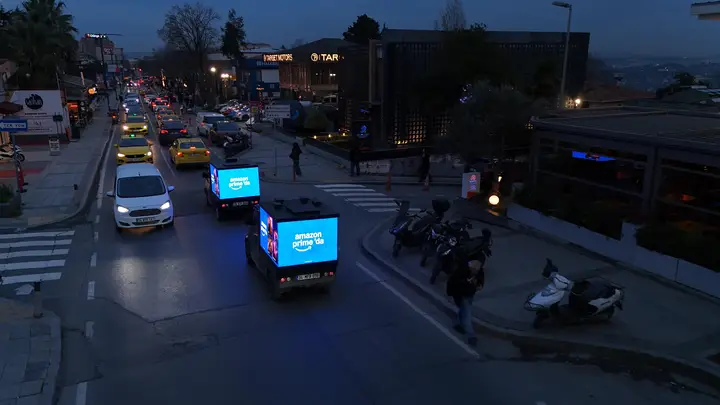 Gece mavi LED ekranla yol alan mini araçlar
