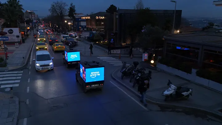 Akşam trafiğinde mavi LED ekranla ilerleyen araçlar