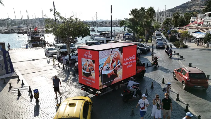 Ortaköy meydanında Coca-Cola reklamı yayınlayan LED araç